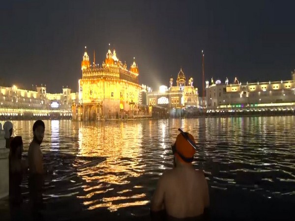  Devotees take a dip in Amrit Saras Kund in Amritsar (Image/ANI)