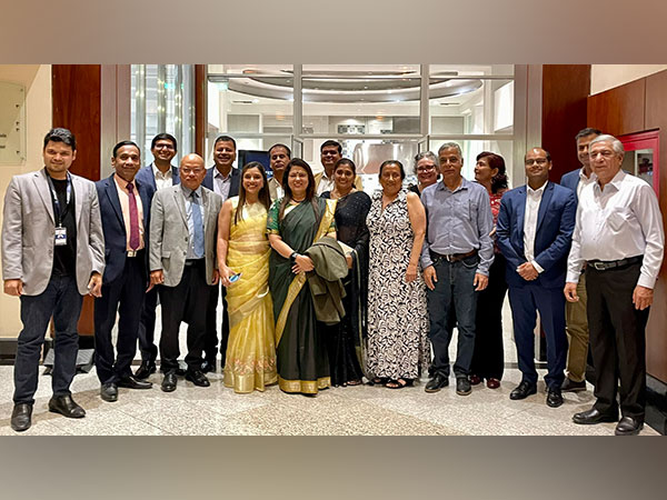 Union Minister of State Meenakashi Lekhi with members of Indian community in Ecuador (Photo: X @M_Lekhi)