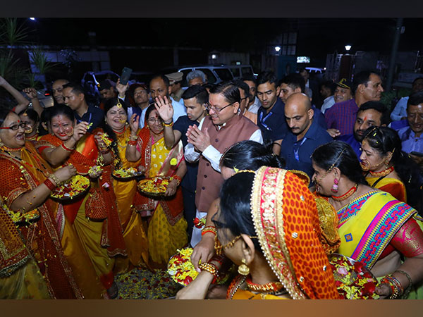 CM Dhami being welcomed by Uttarakhandi women in Mumbai (Photo/ANI