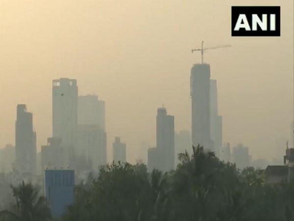 Skyscrapers, buildings remain veiled behind haze of smog in Mumbai (Image/ANI)