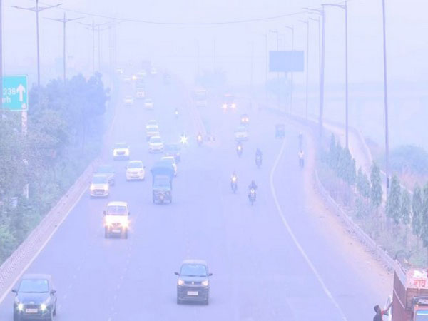 Thick clouds of smog shroud over national capital. (Image/ANI)
