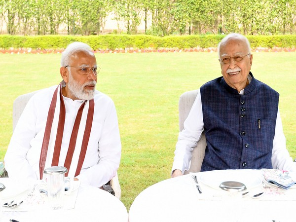 Prime Minister Narendra Modi and BJP Senior leader LK Advani (File Photo/ANI)