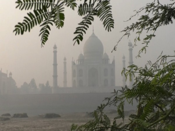 Blanket of smog covers Taj Mahal (Photo/ANI)