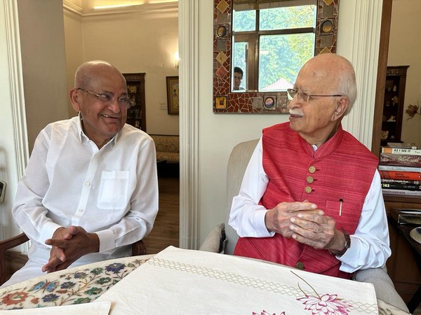 Former Vice President Venkaiah Naidu with LK Advani. (Photo/Venkaiah Naidu Twitter)