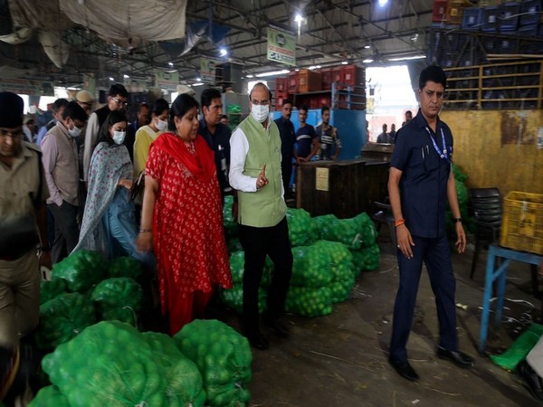 Delhi LG Saxena visits Azadpur Mandi (Photo/ANI)