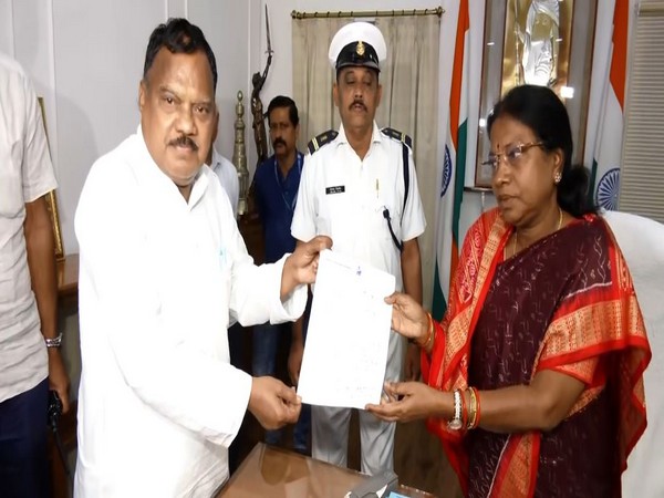 Rajanikant Singh submitting resignation to Pramila Malik (Photo/ANI)
