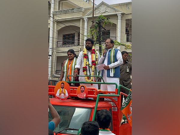 Union Minister Shripad Naik addressing an election rally at the Yakuthpura Assembly constituency (Photo Courtesy: shripadynaik/X)