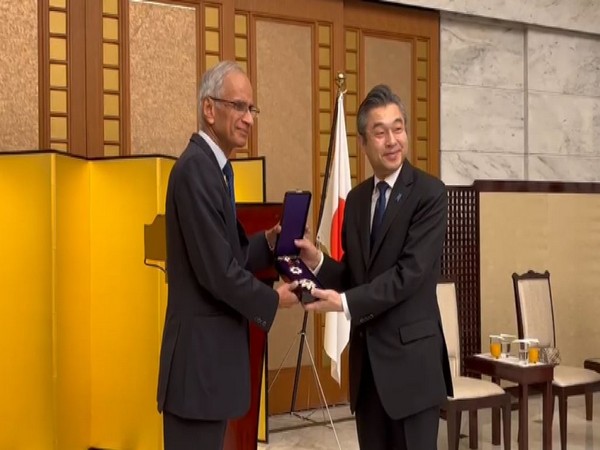 Admiral Karambir Singh (Retd) being honoured (Photo/ANI)