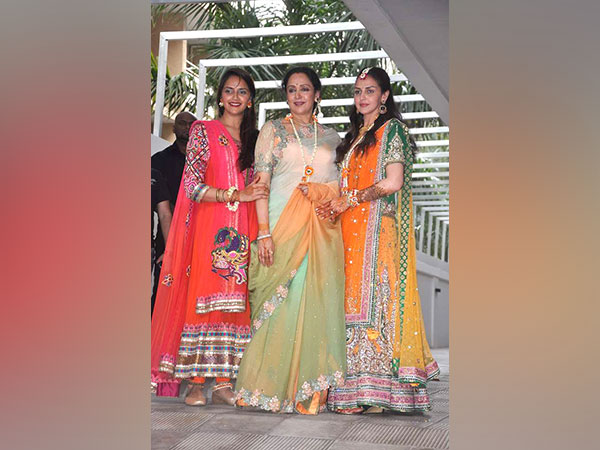 Esha Deol, Hema Malini and Ahana Deol (Image source: Instagram)