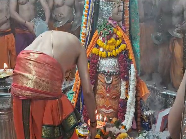 Aarti being performed at Mahakaleshwar temple (Photo/ANI) 