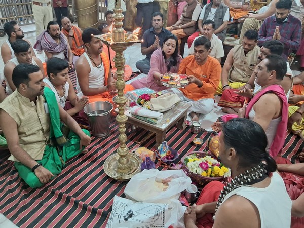 Ujjain Collector Kumar Purushottam along with his wife worshipping (Photo/ANI)