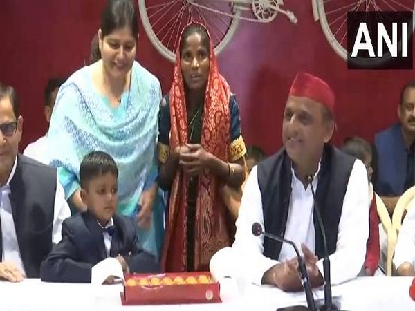 Akhilesh Yadav celebrates 'Khazanchi' birthday. (Photo/ANI)