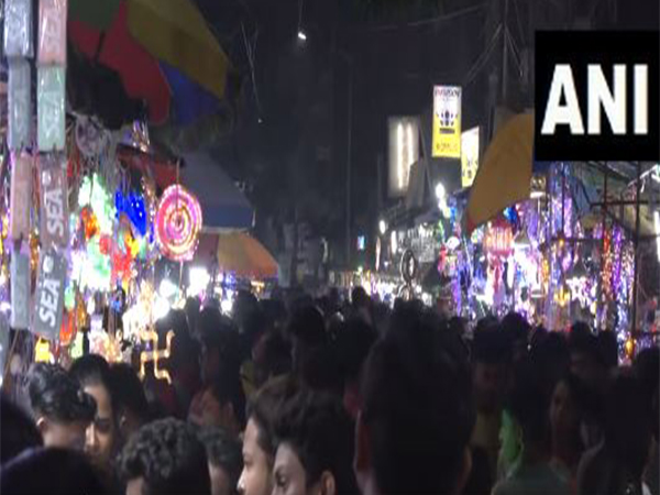Markets in Kolkata witness huge crowds. (Photo/ANI)