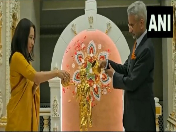 EAM Jaishankar offers prayers at BAPS Shri Swaminarayan Mandir in London (Photo/ANI)