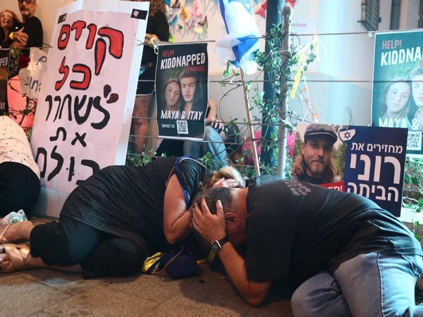 Israelis in Tel Aviv demonstrating in solidarity with hostages held in Gaza take cover during a missile siren (Photo/TPS)