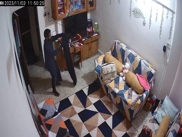 Mumbai Police bust burqa-clad thieves. (Photo/ANI)