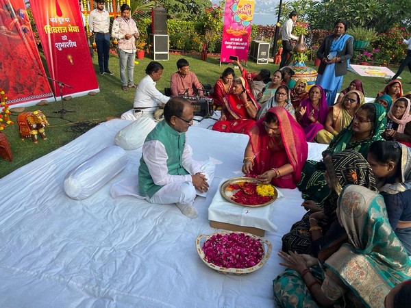 Madhya Pradesh Chief Minister Shivraj Singh Chouhan celebrating Bhai Dooj at CM House (Photo/ANI)