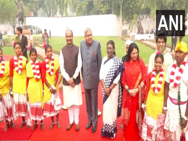 Droupadi Murmu joins tribal dancers on the occasion of Birsa Munda Jayanti (Photo/ANI)