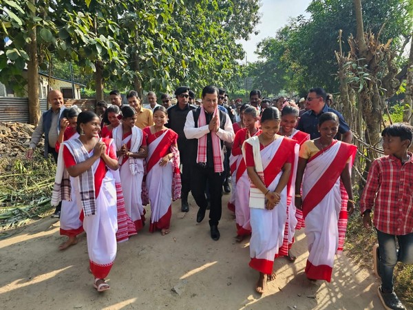 Union Minister Sarbananda Sonowal (Centre) (Photo/ANI)