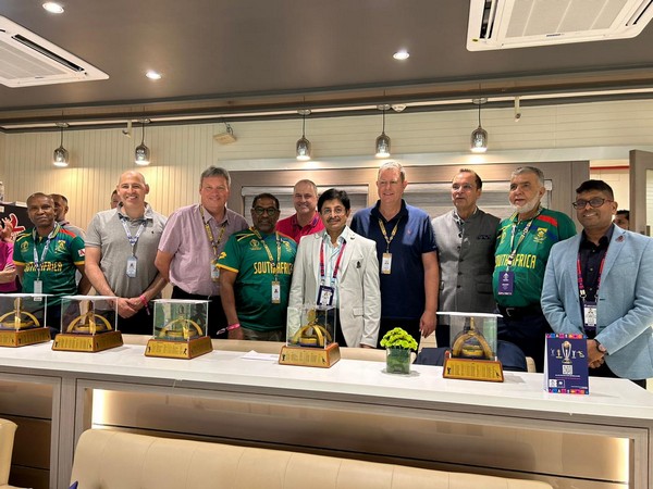 CAB President Snehasish Ganguly felicitates ICC Chairperson Greg Barclay (Photo: CAB)