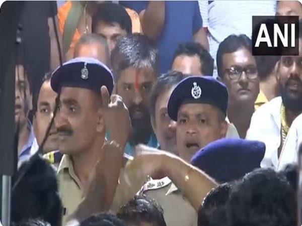 Scuffle breaks out between supporters of Uddhav, Shinde at Shivaji Park in Mumbai (Photo/ANI)