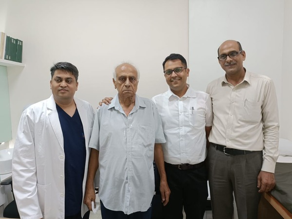 Dr Naveen Sanchety, Director - Surgical Oncology and Dr Arjun Goel, Senior Consultant & Head – General & Minimally Invasive Surgery with patient