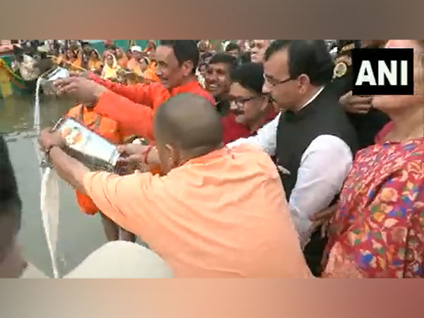 CM Yogi Adityanath offers 'arghya' to Sun God (Photo/ANI)
