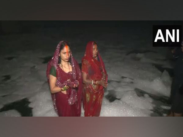 Devotees offers 'Araghya' to Sun on last day of Chhath Puja (Photo/ANI)
