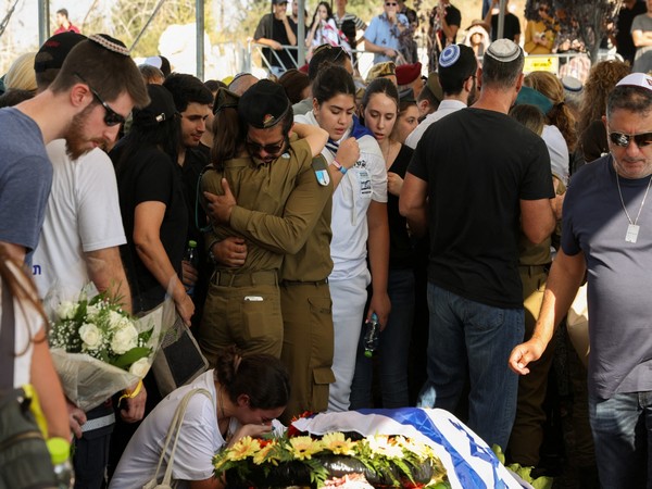 Friends and family mourn during Israeli soldier Corporal Noa Marciano's funeral, in Modiin (Photo/Reuters)