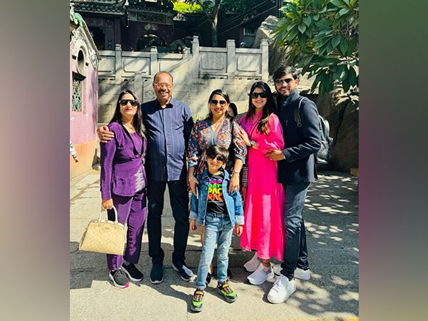 Chandrashekhar Bawankule with his family (Photo credit/ Chandrashekhar Bawankule 'X' account)