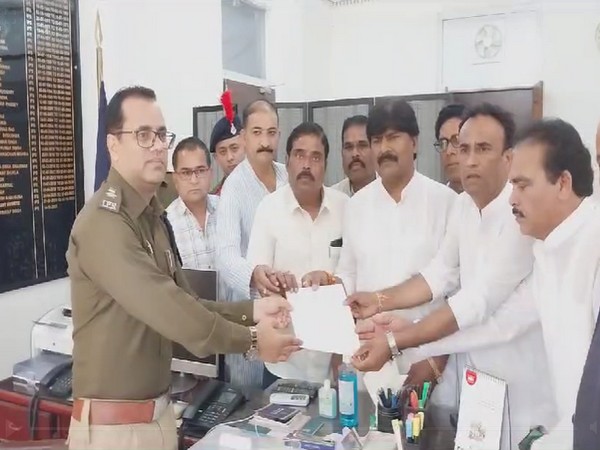 Congress leaders submitting memo to Jabalpur SP (Photo/ANI)