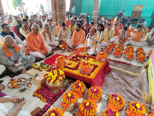 Worshipped Akshat Kalash distribution program in Bhopal (Photo/ANI)