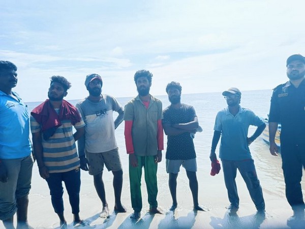 Coast Guard apprehends five Sri Lankan fishermen (Photo/TN Police)