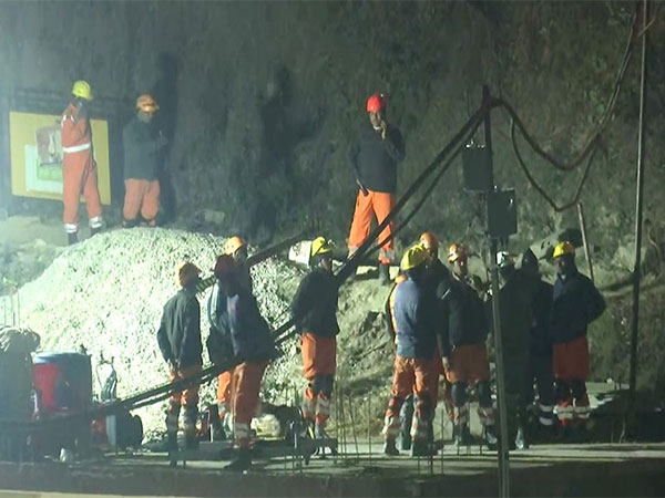 NDRF personnel enter tunnel (Photo/ANI)