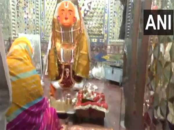 Vasundhara Raje offers prayers at a temple in Jhalawar (Photo/ANI)