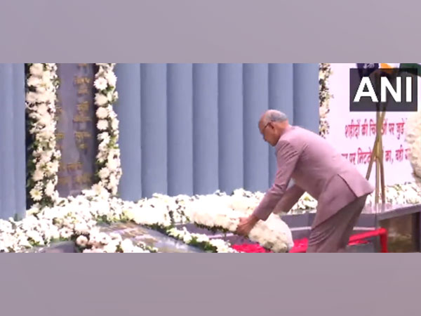 Maharashtra Governor Ramesh Bais pays floral tributes to the Bravehearts (Photo/ANI)