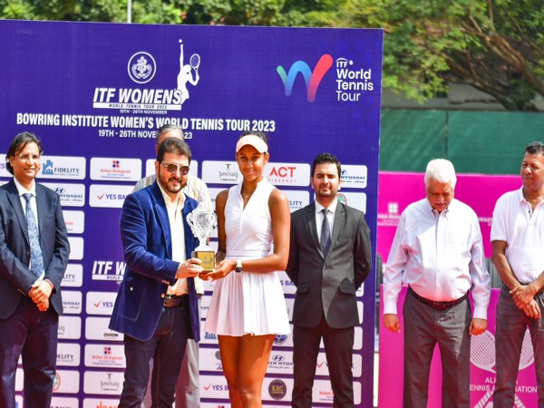 Shrivalli Rashmikaa Bhamidipaty receiving her winner’s trophy (Image: KSLTA)