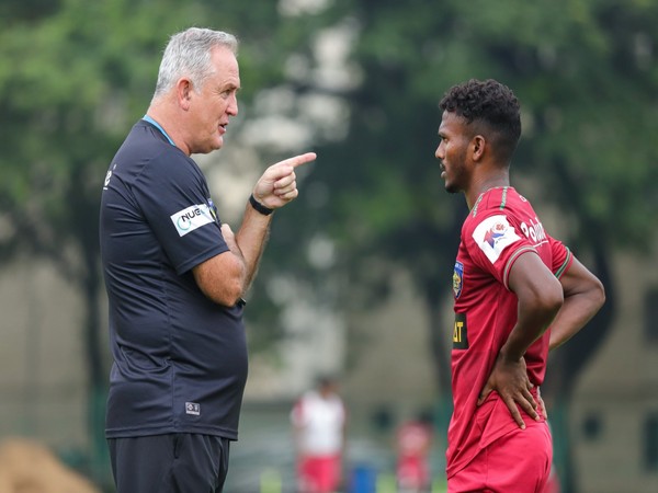 Chennaiyin FC head coach Owen Coyle (left) (Photo: Chennaiyin FC)