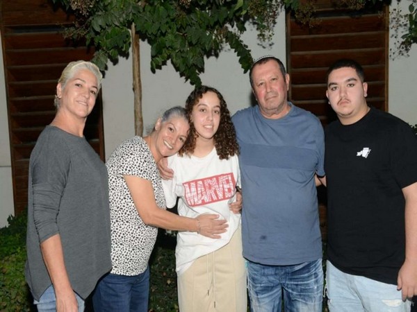 Col. Uri Mgagidish (center) reunited with her family (Photo/TPS)