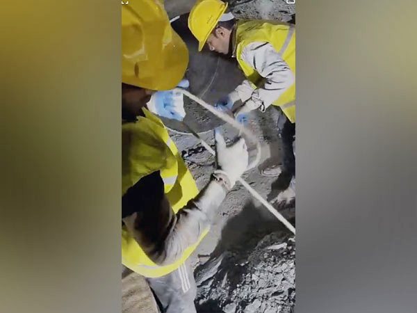 Workers clear debris from manual drilling at Tunnel collapse site (Photo/ANI)