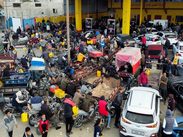 Palestinians wait to fill their cars with fuel (Photo Credit: Reuters)