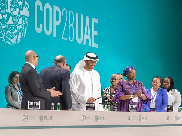 Egypt's Minister of Foreign Affairs Sameh Shoukry handing over the ceremonial gavel to COP28 President Sultan Al Jaber in Dubai (Photo/X@COP28_UAE)