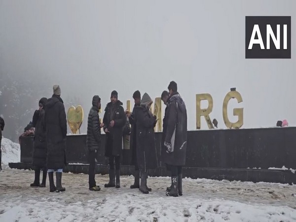 Tourists experience fresh spell of snowfall in Gulmarg (Image/ANI)