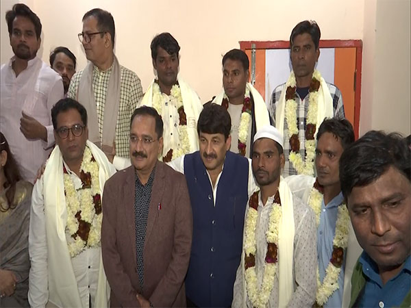 BJP MP Manoj Tiwari with Delhi BJP President Virendra Sachdeva along with 6 Rat miners (Photo/ANI)