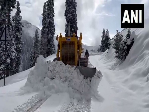 Border Roads Organisation carries out snow clearance operation in Kupwara district. (Image/ANI)