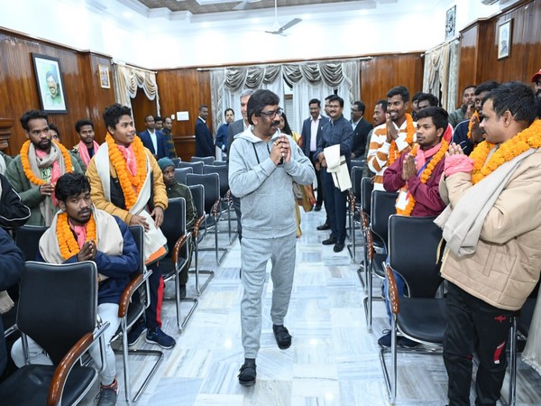 Jharkhand CM welcomes 15 rescued workers (Image/ANI)
