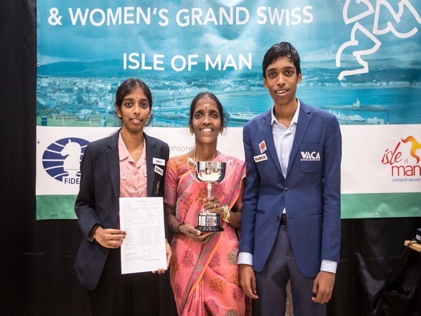 Vaishali Rameshbabu and Praggnanandhaa with their mother. (Photo- FIDE Twitter)