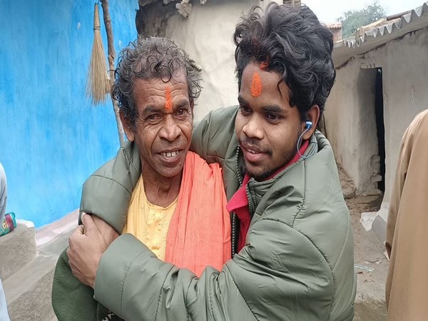 Anil Bedia with his father after his safe return to jharkhand. (Photo/ANI)