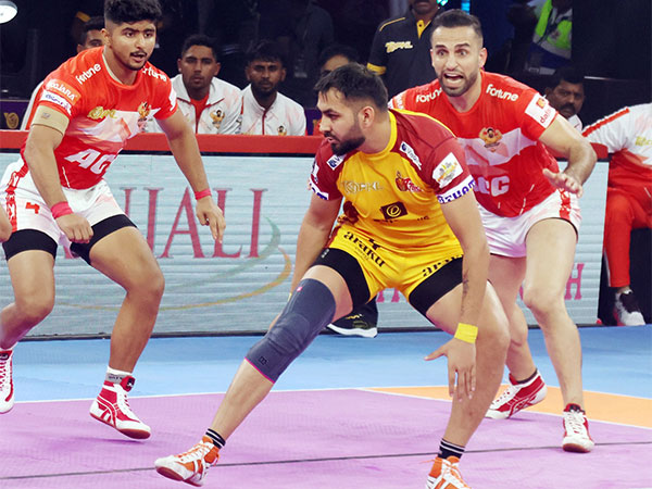 Gujarat Giants and Telugu Titans in action during Pro Kabaddi League season 10 (Image: PKL)