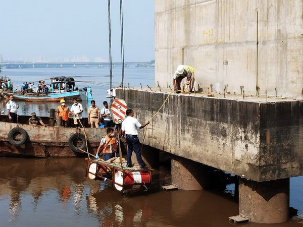 Body of unidentified man recovered under the Mumbai-Nashik flyover (Image/ANI)